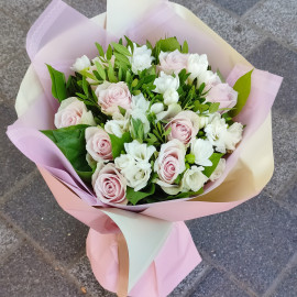 Buchet Trandafiri roz si Frezia Alba BR118