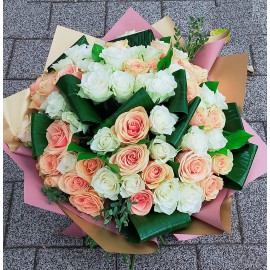 Buchet 57 Trandafiri Albi si Crem BR89
